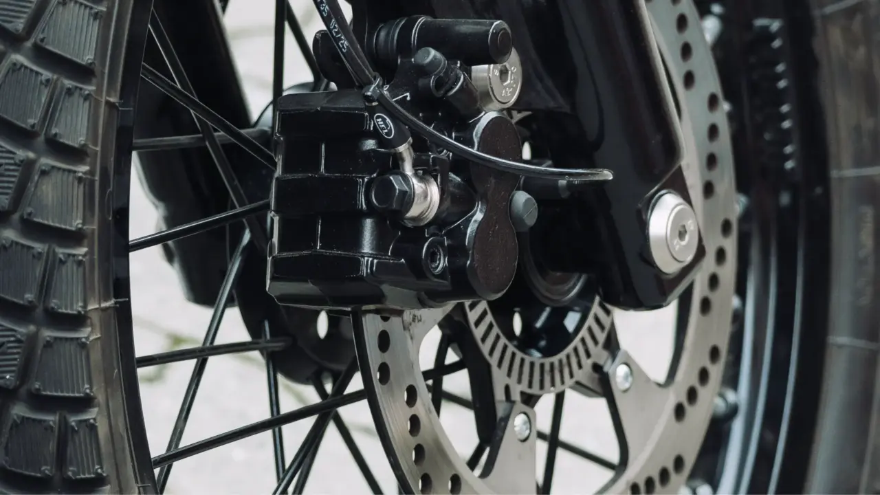 E-Motorrad vs. Benziner – Vergleich von Antrieb, Kosten, Reichweite und Fahrgefühl