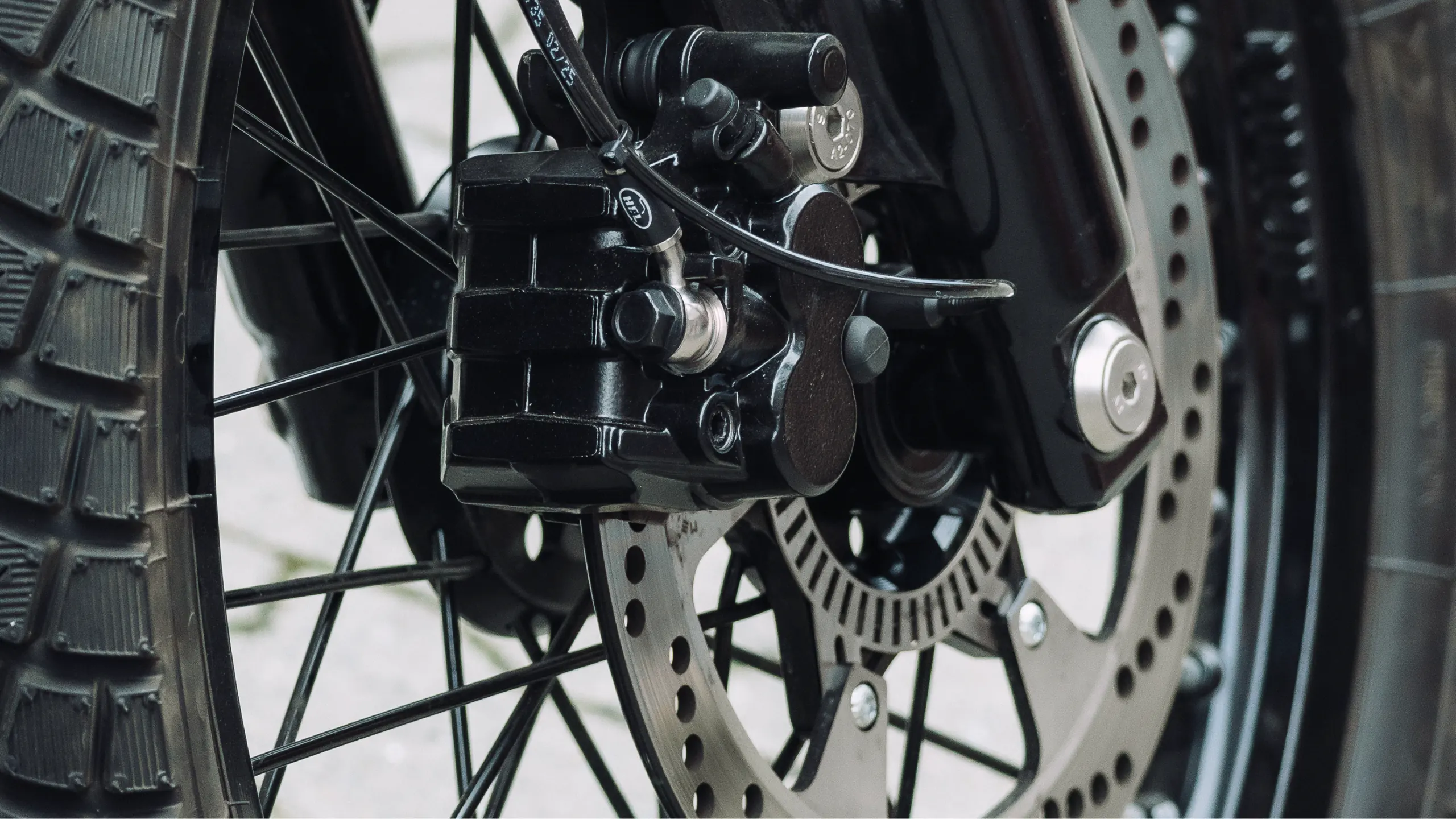 E-Motorrad vs. Benziner – Vergleich von Antrieb, Kosten, Reichweite und Fahrgefühl