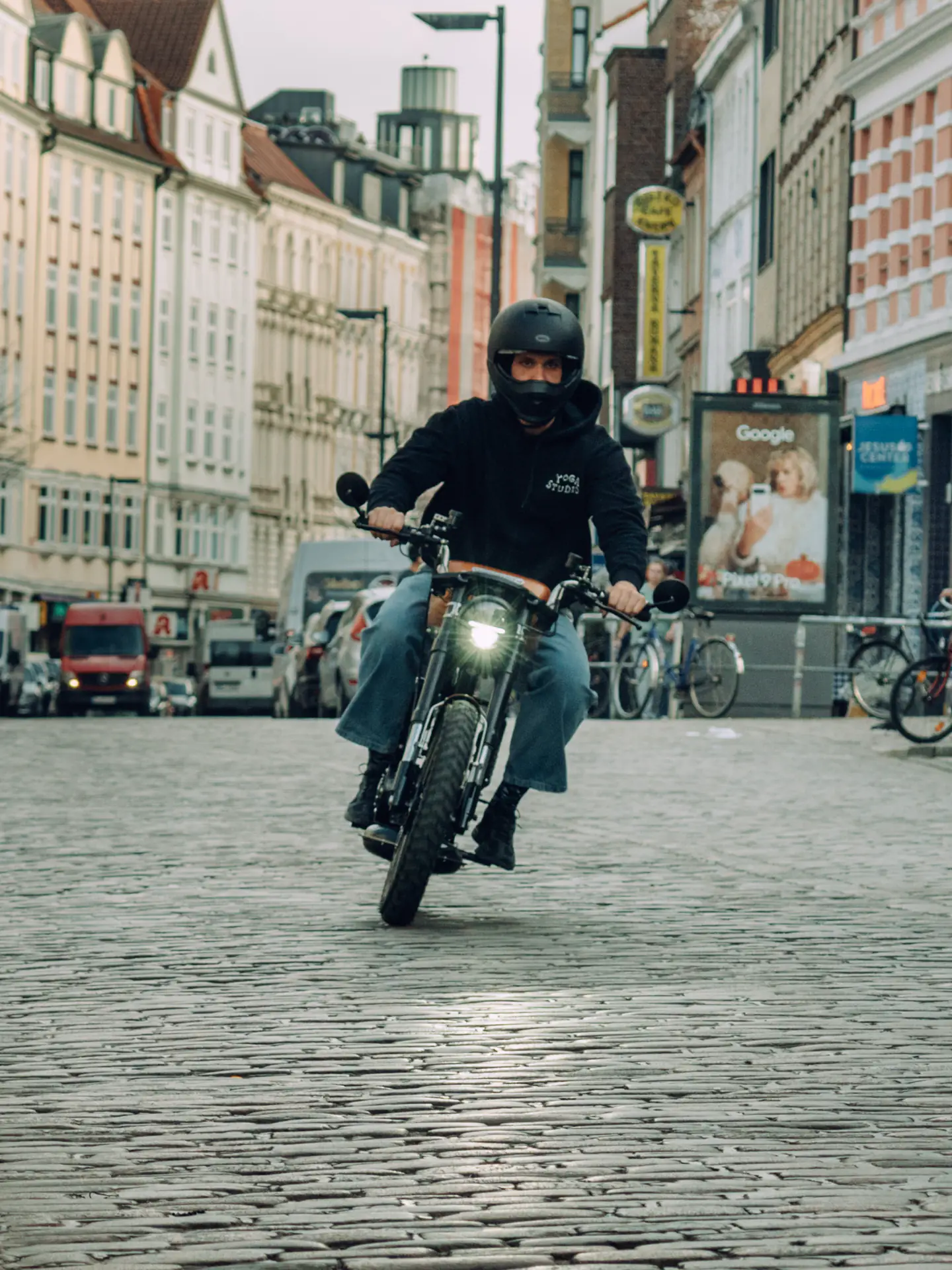 Elektrisches Motorrad vs. Benzin-Motorrad – Unterschiede in Bedienung, Bremsen und Antrieb im Vergleich